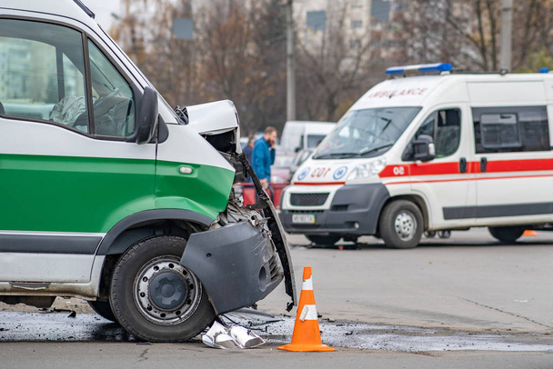 Auto nach Unfall auf Stadtstraße schwer beschädigt. - Foto, Bild