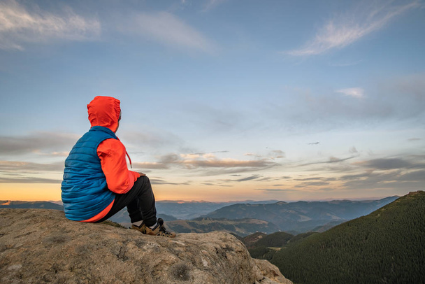 Niño pequeño excursionista sentado en las montañas disfrutando de la vista de amaz
 - Foto, imagen