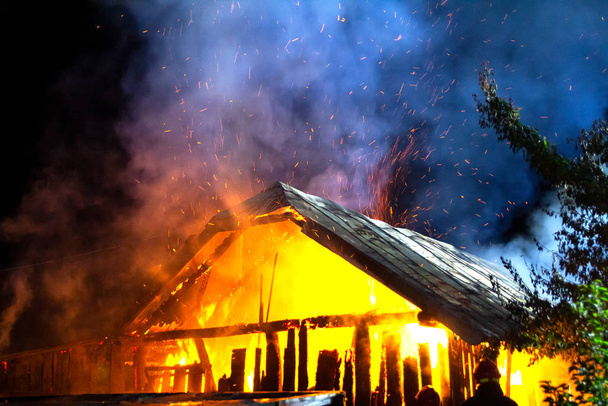 Casa in legno o fienile in fiamme di notte
. - Foto, immagini