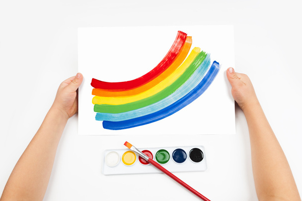 Niño dibuja las acuarelas del arco iris
 - Foto, Imagen