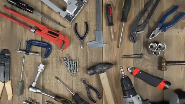 Animace různých nástrojů na podporu domácí řemeslník na dřevěném pozadí - Záběry, video