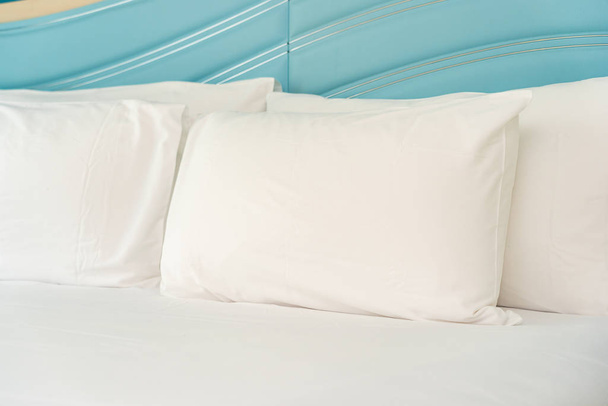 Wit comfortabel kussen op bed decoratie interieur - Foto, afbeelding