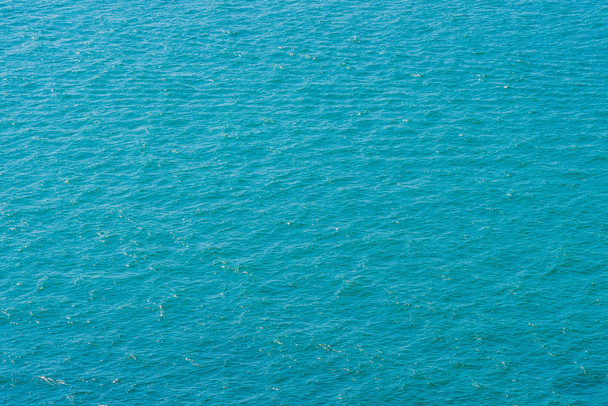 Tiivistelmä ja pinta merivedellä
 - Valokuva, kuva