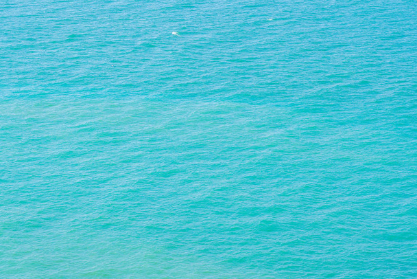Tiivistelmä ja pinta merivedellä
 - Valokuva, kuva