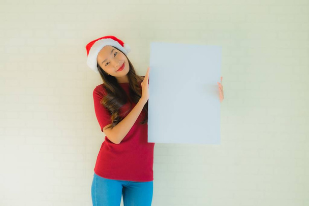 Portrait beautiful young asian women show blank white board card - Foto, Imagem