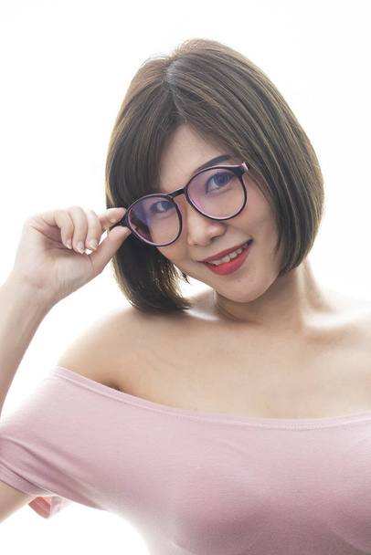 Joven mujer asiática tocando sus gafas sobre fondo blanco
 - Foto, Imagen