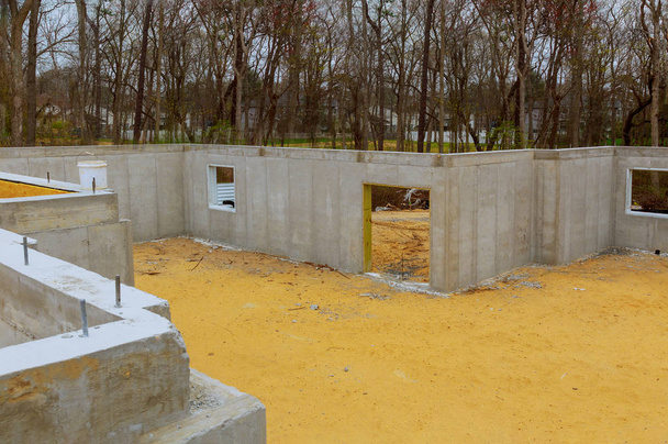 Maison dans la fondation d'un nouveau bâtiment avec du ciment
 - Photo, image