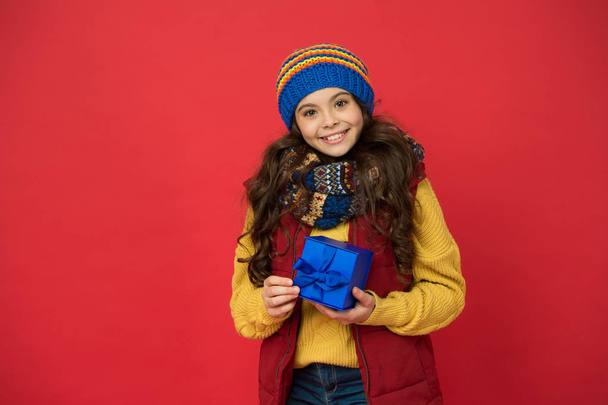 After shopping. girl with new year present box. happy winter holidays. little girl knitted hat and scarf. merry christmas. xmas party mood. winter shopping sales. childhood happiness. nice purchase - Foto, Bild