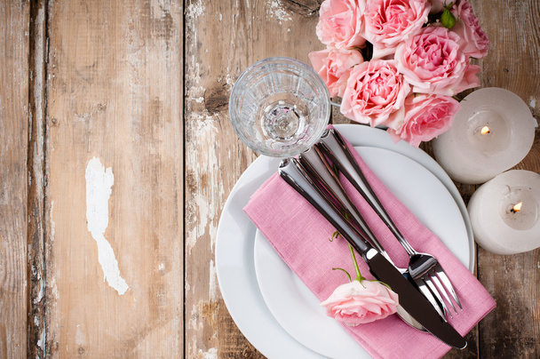 Table de fête vintage avec roses roses
 - Photo, image