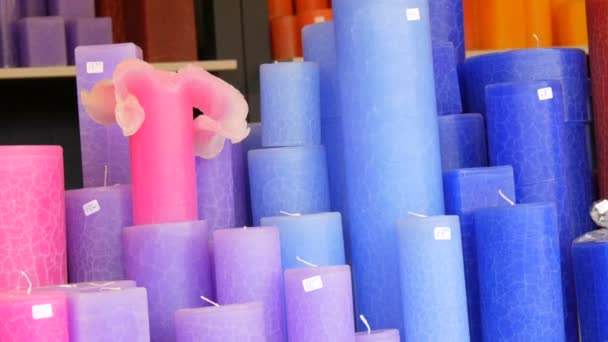 Πολλά πολύχρωμα μεγάλα κεριά κεριού στον πάγκο της Χριστουγεννιάτικης αγοράς - Πλάνα, βίντεο