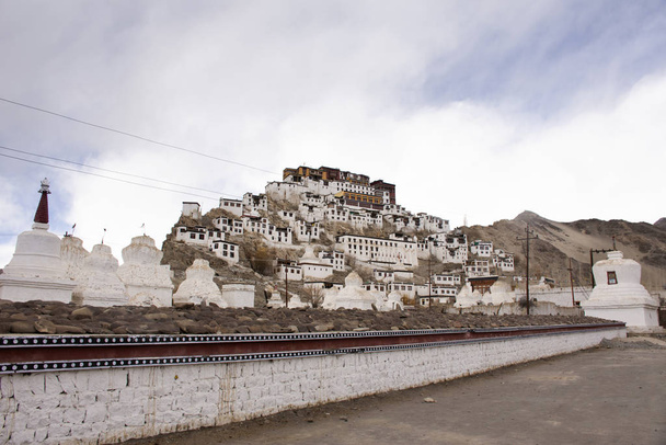 Thiksey kolostor vagy Thikse Gompa egy domb tetején Thiksey vi-ben - Fotó, kép