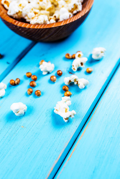 Popcorn dans un plat en bois
 - Photo, image