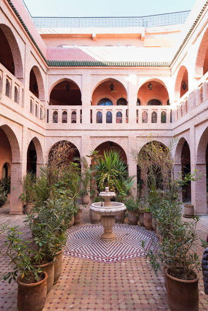 Tipikus marokkói szállás Riad (hagyományos marokkói szálloda), Medina (óváros), Fes Morocco. - Fotó, kép