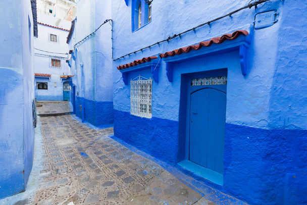 Hagyományos és tipikus marokkói építészeti részletek Chefchaouen, Marokkó Afrika Keskeny és gyönyörű utca kék medina kék falak és díszített különböző tárgyak. - Fotó, kép