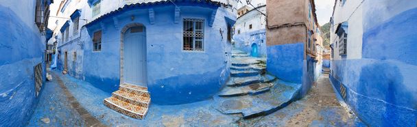 Hagyományos és tipikus marokkói építészeti részletek Chefchaouen, Marokkó Afrika Keskeny és gyönyörű utca kék medina kék falak és díszített különböző tárgyak. - Fotó, kép