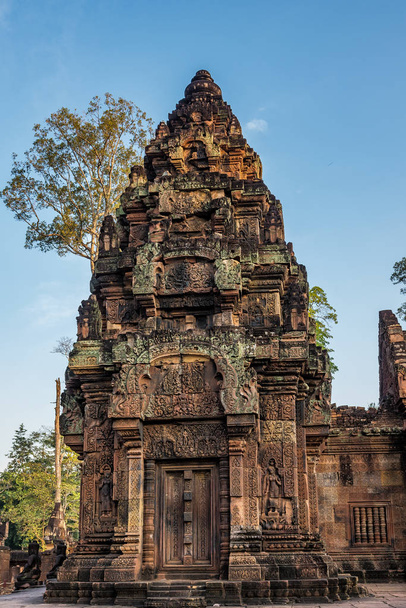 Banteay Srei est un temple hindou dédié à Shiva au Cambodge à Angkor.
 - Photo, image