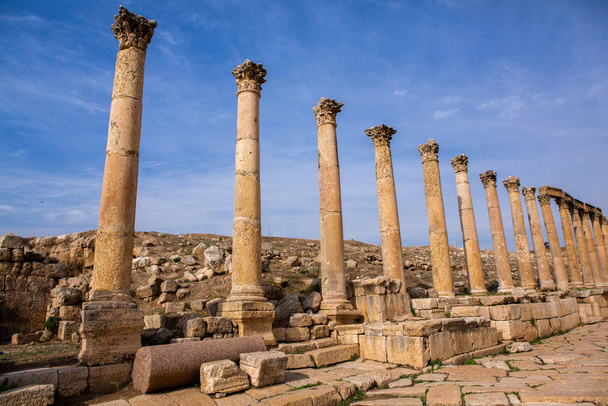 Ρωμαϊκά ερείπια στην πόλη Jerash της Ιορδανίας. Τα ερείπια του περιτειχισμένου ελληνορωμαϊκού οικισμού της Γεράσας λίγο έξω από τη σύγχρονη πόλη. Το αρχαιολογικό μουσείο Jerash. - Φωτογραφία, εικόνα