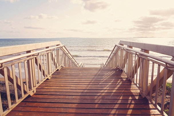 Drewniane schody prowadzące w dół na plażę - Zdjęcie, obraz