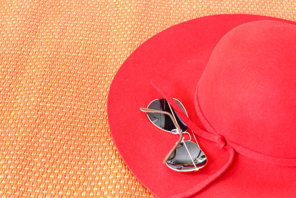 zonnebril op rode hoed  - Foto, afbeelding