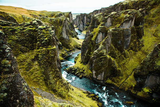Kleurrijke herfstnatuur. Reis naar IJsland. Prachtig IJslands landschap met bergen, lucht en wolken. - Foto, afbeelding