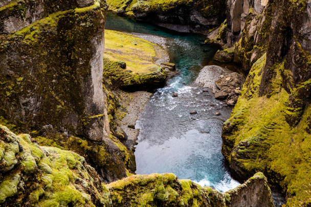 Colorida naturaleza otoñal. Viajar a Islandia. Hermoso paisaje islandés con montañas, cielo y nubes
. - Foto, imagen