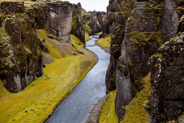 farbenfrohe Herbstnatur. Reise nach Island. wunderschöne isländische Landschaft mit Bergen, Himmel und Wolken. - Foto, Bild