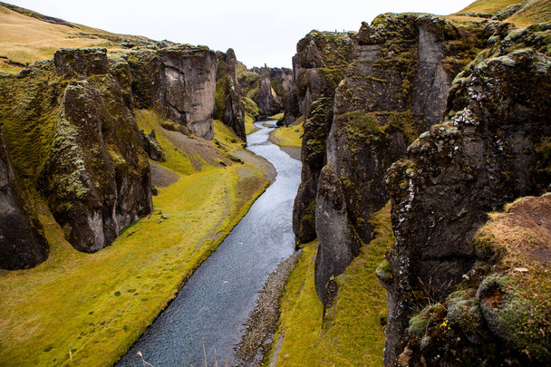 Πολύχρωμη φθινοπωρινή φύση. Ταξίδι στην Ισλανδία. Όμορφο ισλανδικό τοπίο με βουνά, ουρανό και σύννεφα. - Φωτογραφία, εικόνα