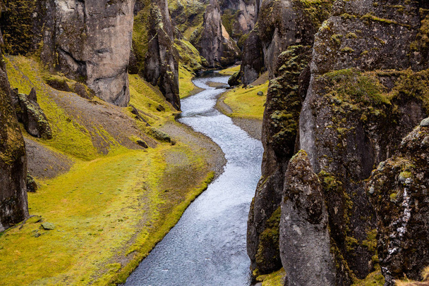 Πολύχρωμη φθινοπωρινή φύση. Ταξίδι στην Ισλανδία. Όμορφο ισλανδικό τοπίο με βουνά, ουρανό και σύννεφα. - Φωτογραφία, εικόνα