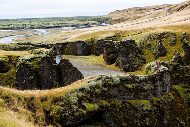 Colorida naturaleza otoñal. Viajar a Islandia. Hermoso paisaje islandés con montañas, cielo y nubes
. - Foto, Imagen