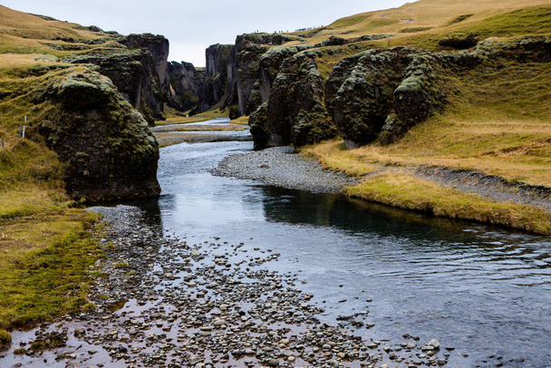 farbenfrohe Herbstnatur. Reise nach Island. wunderschöne isländische Landschaft mit Bergen, Himmel und Wolken. - Foto, Bild