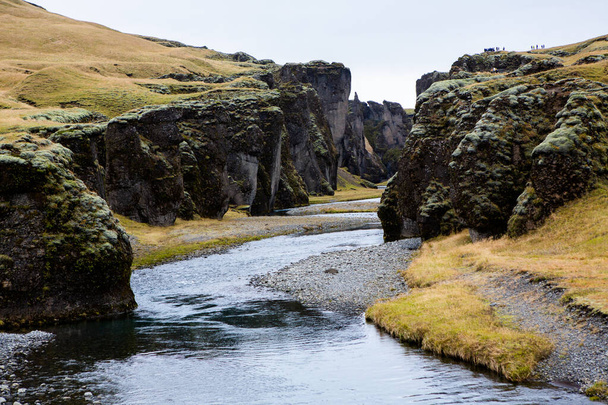 Natureza de outono colorido. Viaje à Islândia. Bela paisagem islandesa com montanhas, céu e nuvens
. - Foto, Imagem