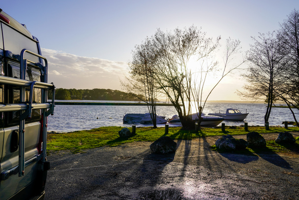 asuntoauto RV järven rannalla auringonlaskussa vanlife aamu auringonnousu
 - Valokuva, kuva