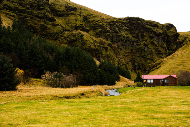 Színes őszi természet. Utazás Izlandra. Gyönyörű izlandi táj hegyekkel, égbolttal és felhőkkel. - Fotó, kép