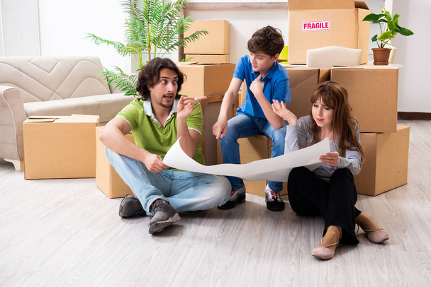 Nuori perhe muuttamassa uuteen asuntoon - Valokuva, kuva