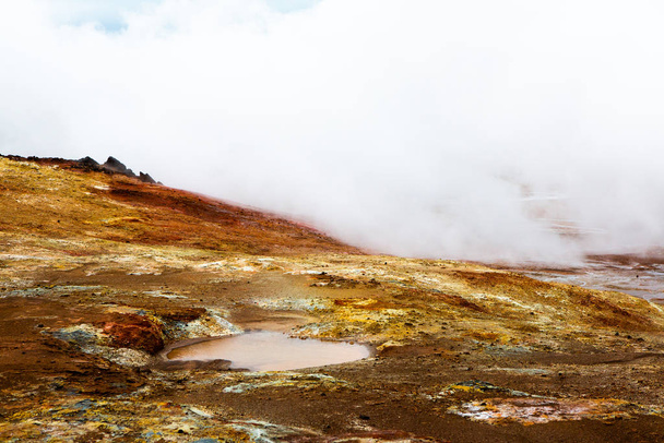 Kleurrijke herfstnatuur. Reis naar IJsland. Prachtig IJslands landschap met bergen, lucht en wolken. - Foto, afbeelding