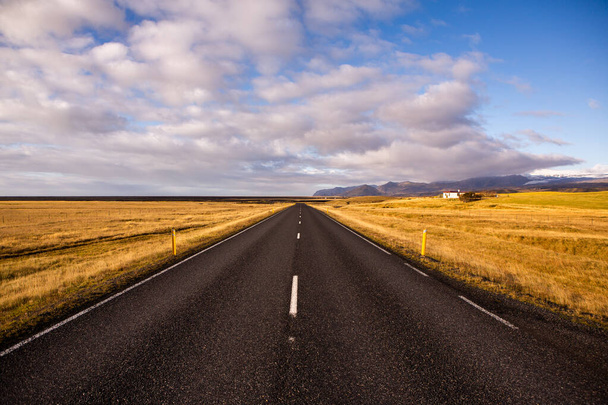 İzlanda 'ya giden yol. Yol ve araba manzaralı ve gün batımlı. Yolculuk konsepti. Araba yolculuğu macerası. Seyahat konsepti. Özgürlük. - Fotoğraf, Görsel