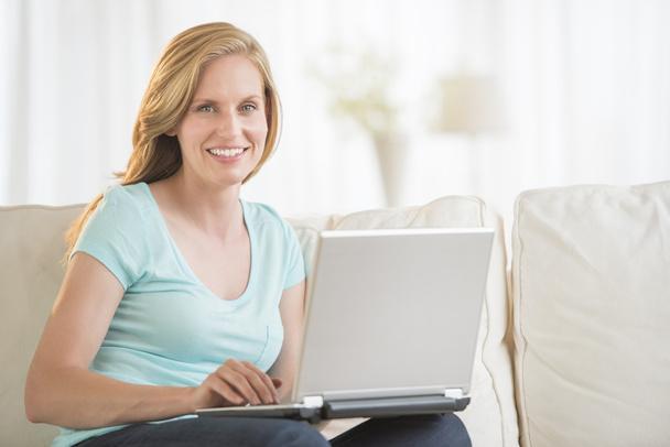 mulher bonita usando laptop no sofá
 - Foto, Imagem