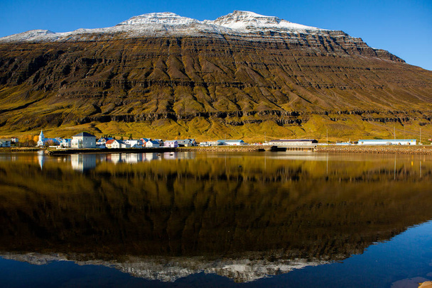 Живописный вид на небольшой городок Сейдишордур на востоке Исландии. Живописный сельский городок. Красивый ландшафт Исландии
. - Фото, изображение