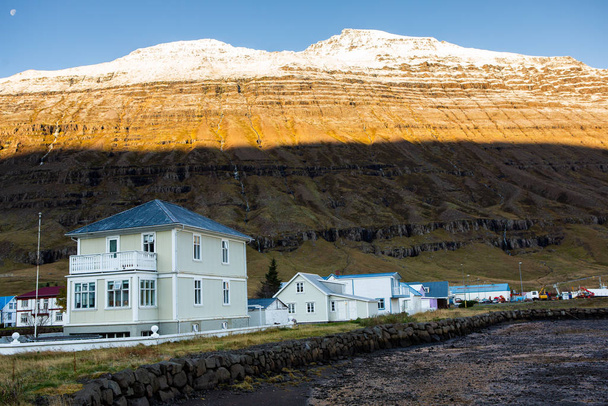 Vista panorámica de la pequeña ciudad de Seydisfjordur en Islandia Oriental. La pintoresca ciudad rural. Hermoso paisaje en Islandia
. - Foto, Imagen