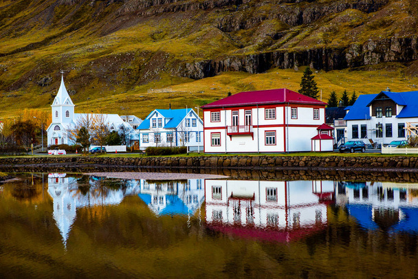 Сценічний вид на маленьке місто Сейдісфьордур на Східну Ісландію. Це мальовниче сільське місто. Чудовий краєвид Ісландії. - Фото, зображення