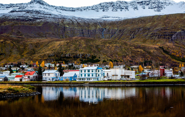 Γραφική θέα της μικρής πόλης Seydisfjordur στην Ανατολική Ισλανδία. Η γραφική αγροτική πόλη. Όμορφο τοπίο στην Ισλανδία. - Φωτογραφία, εικόνα