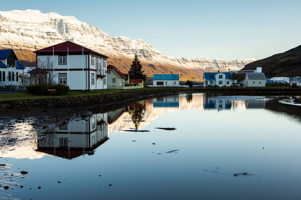 Szcenikus kilátás Seydisfjordur kisvárosra Kelet-Izlandon. A festői vidéki város. Gyönyörű táj Izlandon. - Fotó, kép