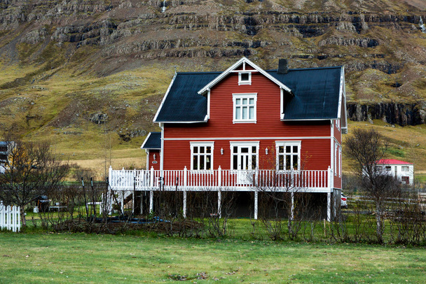 Vista panorámica de la pequeña ciudad de Seydisfjordur en Islandia Oriental. La pintoresca ciudad rural. Hermoso paisaje en Islandia
. - Foto, imagen