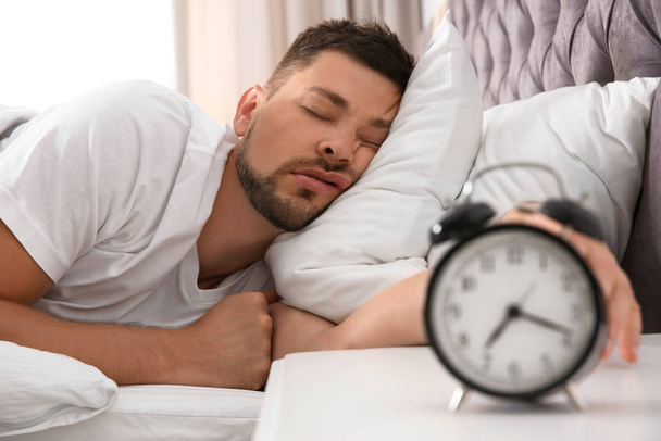Hombre guapo durmiendo en casa por la mañana
 - Foto, Imagen