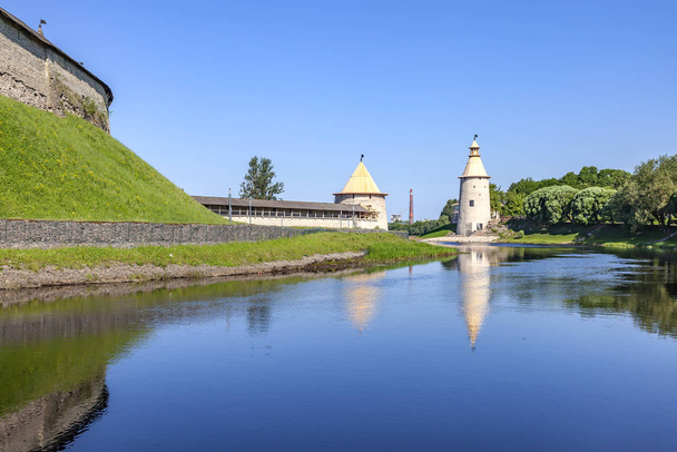 Pskov Krom (Kremlin). Pskova River - Foto, afbeelding