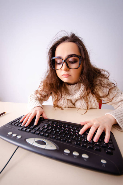 Zabawna kujon dziewczyna pracuje na komputerze - Zdjęcie, obraz
