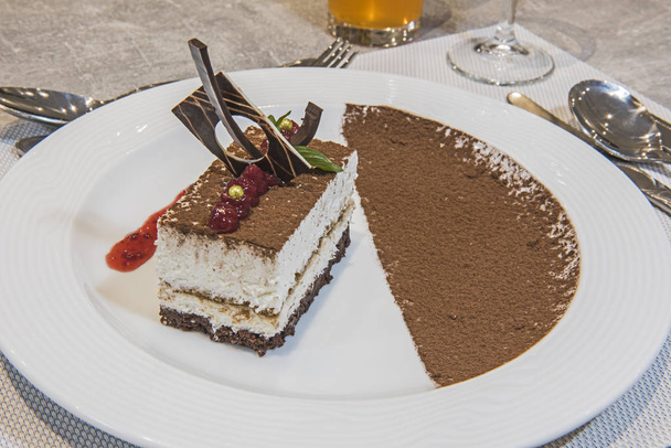 Десерт Тирамису в роскошном ресторане а ля карт
 - Фото, изображение
