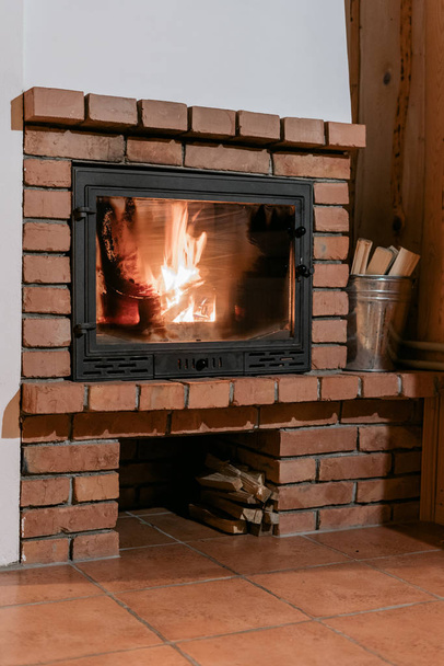 快適な家の中で炎とガラスのドアと暖炉 - 写真・画像