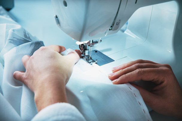 girl works on a sewing machine - Foto, immagini