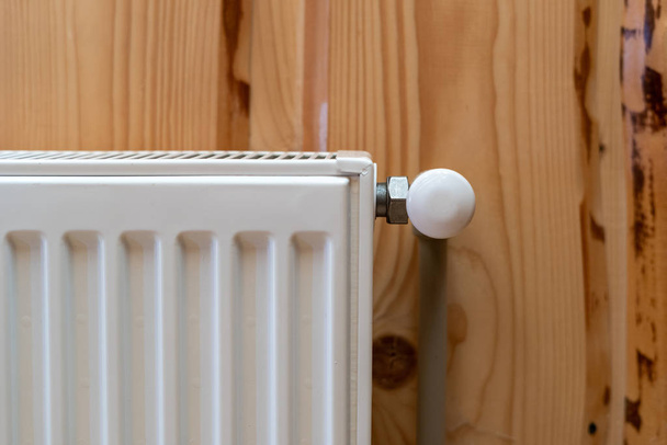 Moderno radiador individual en la habitación con pared de madera y acogedor int
 - Foto, Imagen